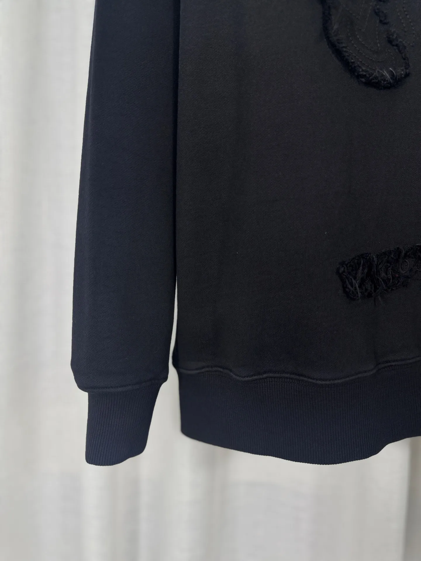 P260 top version, real shot without P, ​​different from market currency) 𝗖𝗵𝗿𝗼𝗺𝗲 𝗛𝗲𝗮𝗿𝘁𝘀/Cro Heart 2025 washed patch embroidery autumn and winter new original single counter American laser burnt 3D three-dimensional color embroidered couple casual sweatshirt 👑The highest version! Customized fabric 430g tripe terry fabric! American acid-washed and distressed original fabric laser burnt ✟appliqué embroidery and exquisite embroidery of letters! The best-selling model in the counter, very comfortable to wear. Accessories: original molded and authenticated collar label➕100% silk wash label. Genuine purchase-grade original hangtag➕matching hanging rope➕3D hanging beads➕original packaging bag. Craftsmanship: The original version has consistent wiring! The highest version of the armhole matching technique! Color: Red Black Size: S M L XL Style No.: 9308